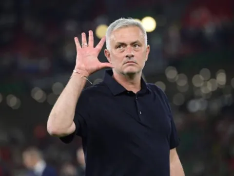 Bàn tay 5 ngón và biểu cảm 'mặt lạnh như tiền' của Mourinho
