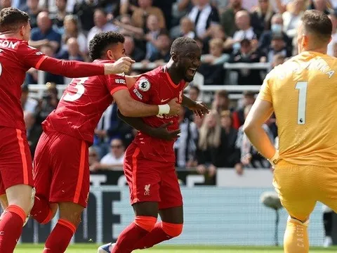 Bàn thắng vàng đưa Liverpool lên đỉnh Ngoại hạng Anh