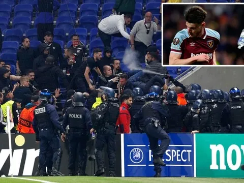 Bạo loạn nổ ra, Declan Rice lĩnh trọn chai nước từ CĐV đối thủ