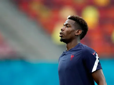 Báo Pháp: Pogba đề nghị HLV Deschamps sử dụng sơ đồ 3 hậu vệ