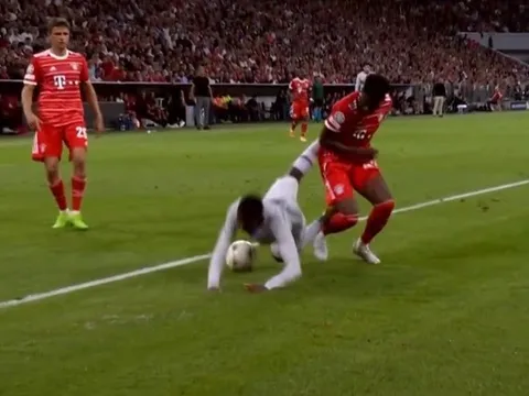 Barca mất trắng 1 quả penalty trước Bayern?
