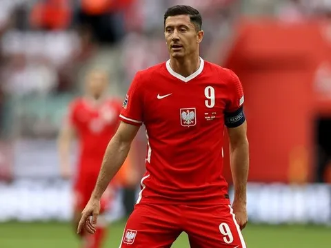 Barca chồng đủ tiền mặt lấy Lewandowski