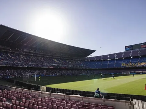 Barca rời Camp Nou trong một mùa