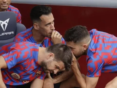 Phòng thay đồ Barca nổi giận với Laporta