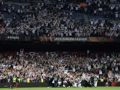 Barca và cảnh tượng đáng xấu hổ ở Camp Nou