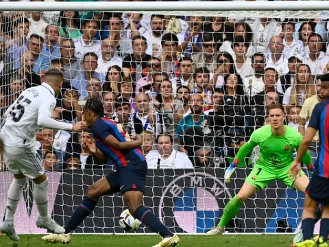 Ancelotti lọc lõi, Real tái hiện bàn thắng của Inter vào lưới Barca