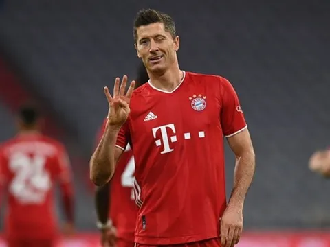 Bật chế độ "gánh team", Lewandowski thách thức Messi bằng cú poker hoàn hảo