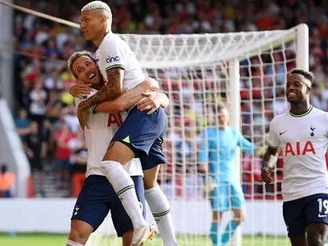 Bắt penalty thành công, Henderson vẫn không ngăn được Kane lập cú đúp