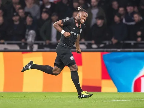 Batshuayi ngượng chín mặt vì 'bàn tay hư hỏng' của Jorginho