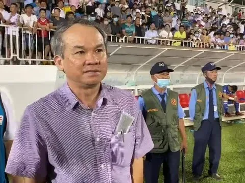 Bầu Đức có lý về câu chuyện "5 thằng gầy đánh 1 thằng béo"?