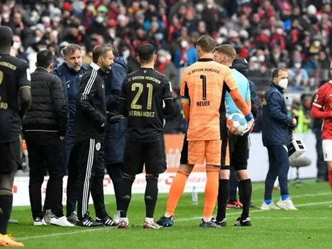 Bayern Munich nguy cơ bị trừng phạt sau sự cố 12 cầu thủ trên sân