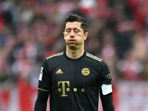 Bayern ra điều kiện bán Lewandowski, Barca và Man Utd gặp khó