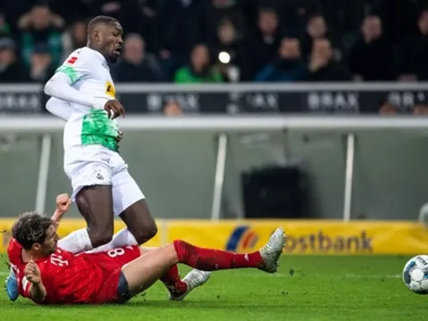 Bayern thua nhục nhã, NHM điên tiết công kích "kẻ tội đồ": "Cậu ta đúng là rác rưởi"