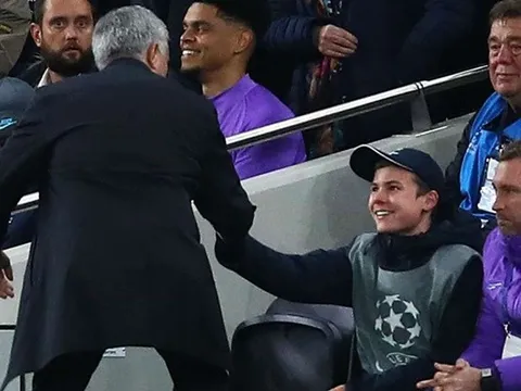 Cậu bé nhặt bóng tiết lộ lý do Mourinho không tìm ra mình sau trận