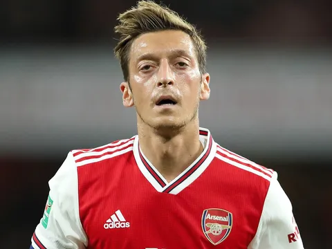 Bế tắc tại Arsenal, Ozil sắp sửa được giải thoát