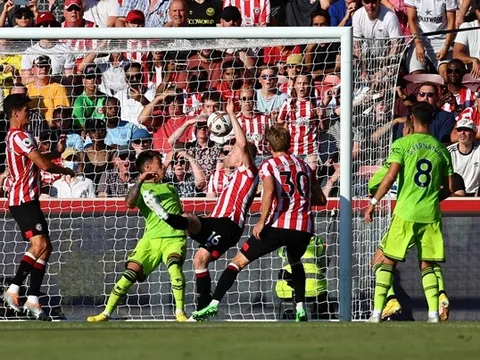 Bom tấn của M.U lại bị chỉ trích