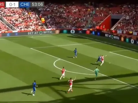 Chơi lăn xả, tân binh Arsenal cứu thua ngoạn mục