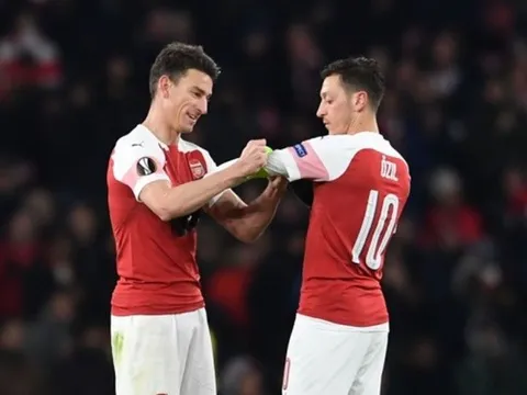 Bênh Ozil, thủ lĩnh cũ của Arsenal tố Arteta có vấn đề