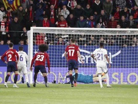 Benzema hai lần đá hỏng 11m, Real Madrid vẫn thắng dễ '3 sao'