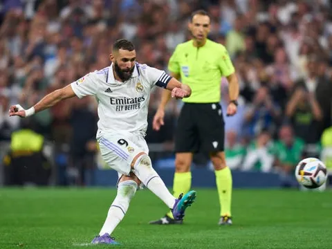 Benzema hụt pen, Real mất ngôi đầu vào tay Barca