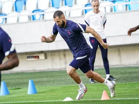 Benzema lộ rõ vẻ căng thẳng trước ngày tái ngộ Ronaldo