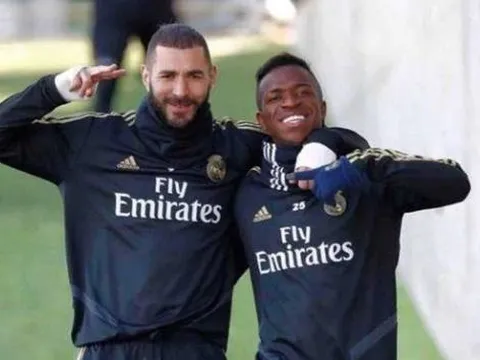 Benzema và Vinicius ôm vai bá cổ, như chưa hề có xích mích