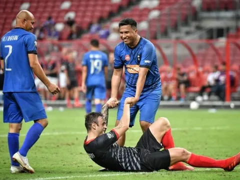 Berbatov toả sáng tại Singapore