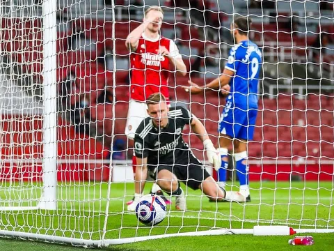 Bernd Leno mắc sai lầm "gà đẻ trứng", Arsenal thua tức tưởi trên sân nhà