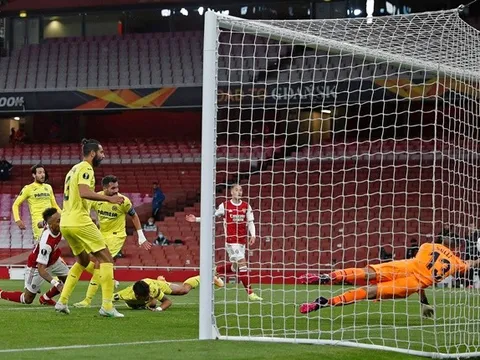 Arsenal dừng cuộc chơi, Bernd Leno hé lộ bầu không khí phòng thay đồ