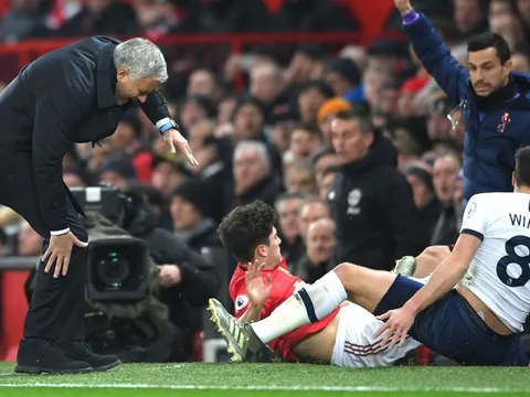 10 hình ảnh 'khó quên' ở vòng 15 EPL: Đau cho 'Người đặc biệt'