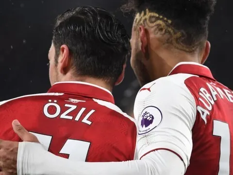 Bị Arteta thải loại, Ozil nhận thông điệp khó quên từ Aubameyang