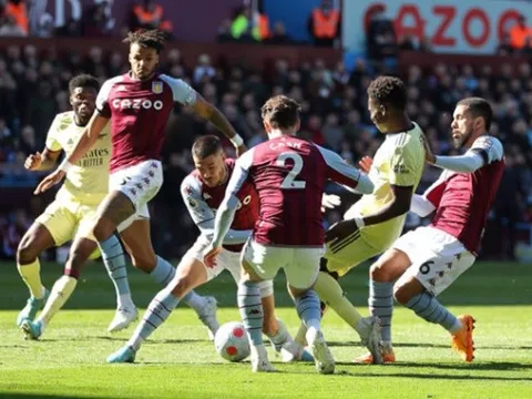 Bị "chăm sóc" đặc biệt, Saka phàn nàn về trọng tài