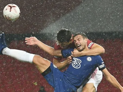 Bị "cướp" mất 1 quả penalty, Lampard nóng mặt lên án tổ VAR