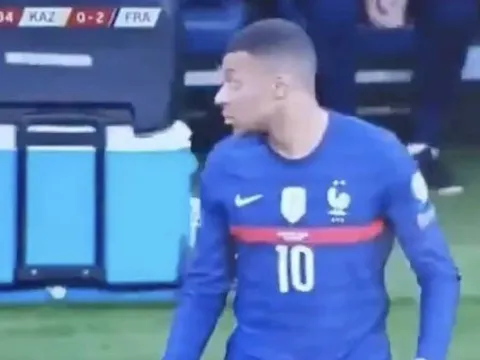 Bị đồng đội ngó lơ, Mbappe trố mắt nhìn