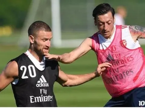 Bị ghẻ lạnh và đây là thái độ của Mesut Ozil trên sân tập