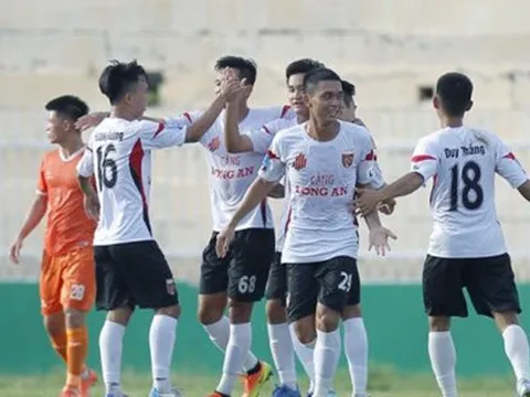 Bị hoãn trận gặp Huế, CLB Long An khốn đốn "kẹt" lại ở Cố đô