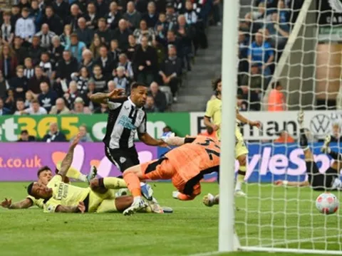 Bị Newcastle bóp nghẹt, Arsenal vỡ mộng Champions League