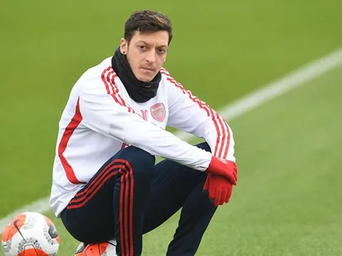 Bị ra rìa ở Europa League, Mesut Ozil gửi ngay thông điệp đến NHM