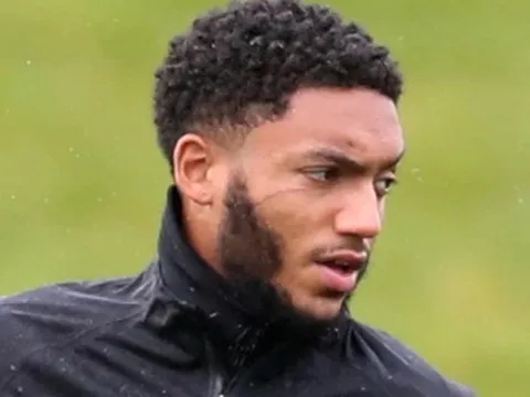 Bị Sterling "cay cú", sao Liverpool thành "gã mặt sẹo"