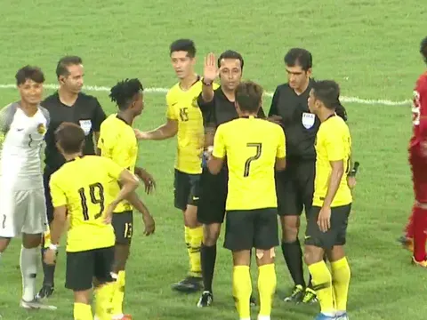 SỐC! Thua Việt Nam, cả đội hình Malaysia làm điều điên rồ sau trận