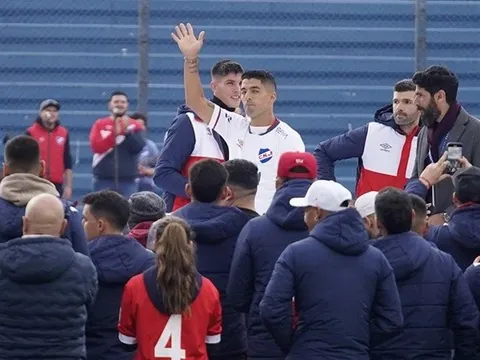 'Biển người' chào đón Luis Suarez