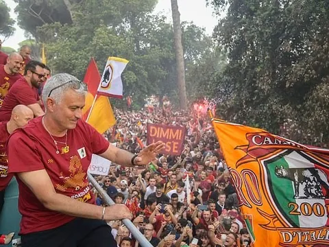 Biểu cảm của Jose Mourinho khi được biển người ở Rome chào đón