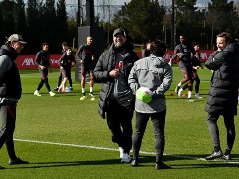 Biểu cảm khác thường của Jurgen Klopp trước chặng "Tourmalet" tháng 4