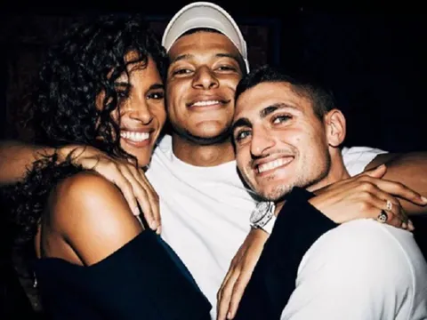 Bộ đôi PSG tham dự bữa tiệc đặc biệt với chân dài nóng bỏng