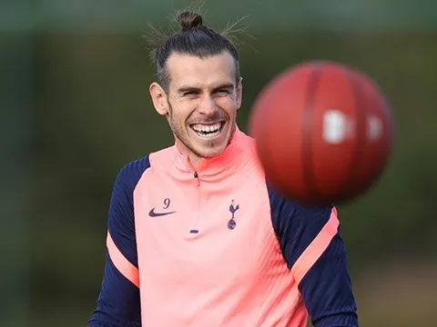 Bỏ golf chơi bóng rổ, Bale khiến NHM phì cười với hình ảnh mới mẻ