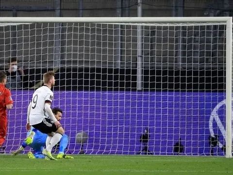 Bỏ lỡ không tưởng, Timo Werner bị chính Joachim Low chỉ trích