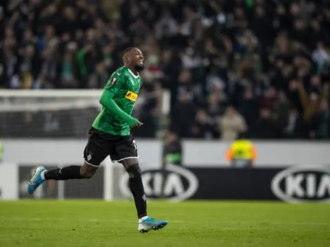 Bỏ "mục tiêu 50 triệu" của MU, "hậu duệ" huyền thoại cũng giúp Gladbach bay cao