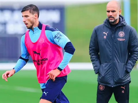 Bom tấn xuất hiện, Pep vẫn lo lắng khi Man City đụng độ "phù thủy" Bielsa