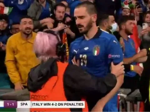 Bonucci bị bảo vệ đuổi khỏi sân vì lầm tưởng là... cổ động viên