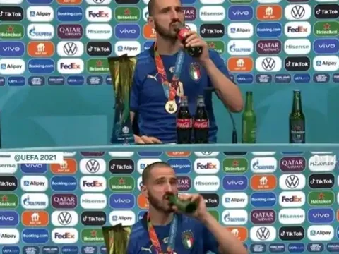 Bonucci công khai khác phe Ronaldo